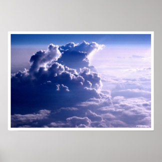 Blauwe hemel door wolken poster