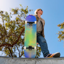 Blauwe hemel en gouden gele blikstrips persoonlijk skateboard