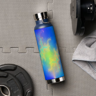 Blauwe hemel en gouden gele blikstrips waterfles