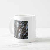 blauwe hemel en mos van eikenbomen koffiemok (Voorkant links)