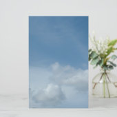 Blauwe hemel en witte wolken. briefpapier (Staand voorkant)