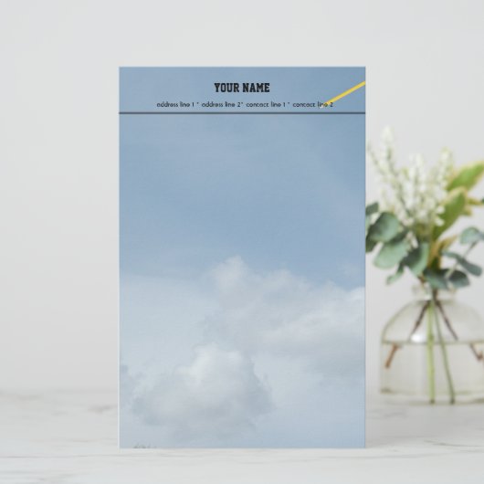 Blauwe hemel en witte wolken. briefpapier (Staand voorkant)