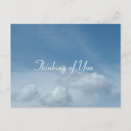 Blauwe hemel en witte wolken die je denken briefkaart