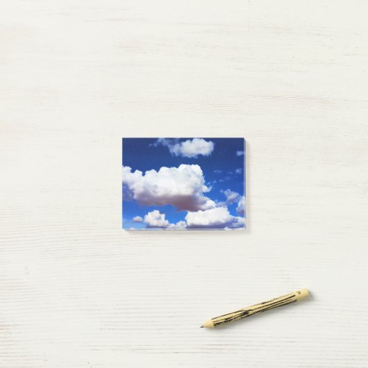 Blauwe hemel en witte wolken post-it® notes (Op bureau)