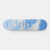 Blauwe hemel gedeeltelijk troebel met een draaiend persoonlijk skateboard (Horizontaal)
