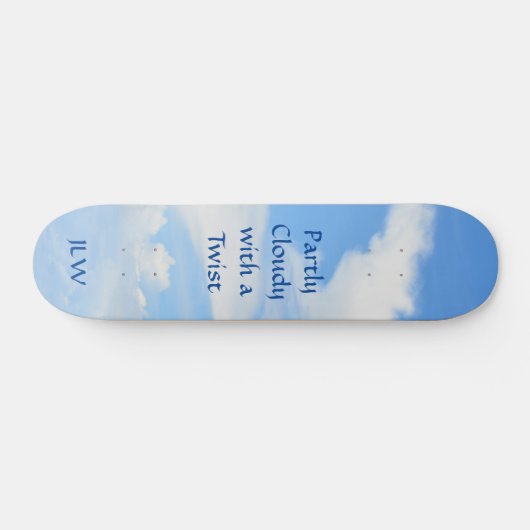 Blauwe hemel gedeeltelijk troebel met een draaiend persoonlijk skateboard (Horizontaal)