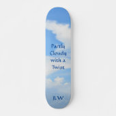 Blauwe hemel gedeeltelijk troebel met een draaiend persoonlijk skateboard (Voorkant)