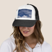 blauwe hemel koele wolken trucker pet (In situ)