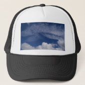 blauwe hemel koele wolken trucker pet (Voorkant)