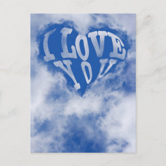 Blauwe hemel met een hart omgeven door wolken. Ik Briefkaart