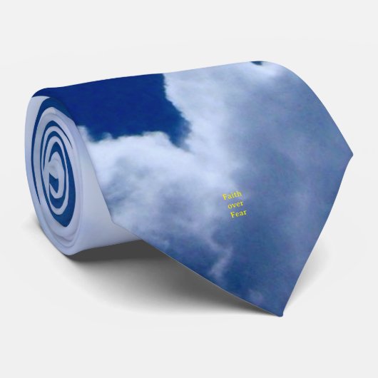 Blauwe hemel met gouden kruis stropdas (Opgerold)