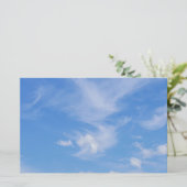 Blauwe hemel met wazige wolken briefpapier (Staand voorkant)