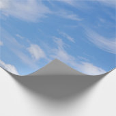 Blauwe hemel met wazige wolken cadeaupapier (Hoek)