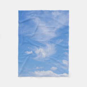 Blauwe hemel met wazige wolken fleece deken