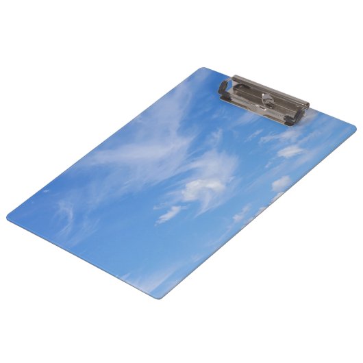 Blauwe hemel met wazige wolken klembord (Gekanteld)