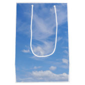 Blauwe hemel met wazige wolken medium cadeauzakje (Achterkant)