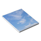 Blauwe hemel met wazige wolken notitieblok (Schuin)
