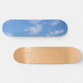 Blauwe hemel met wazige wolken persoonlijk skateboard (Horizontaal)