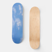 Blauwe hemel met wazige wolken persoonlijk skateboard (Voorkant)