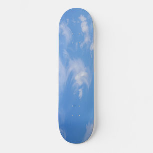 Blauwe hemel met wazige wolken persoonlijk skateboard
