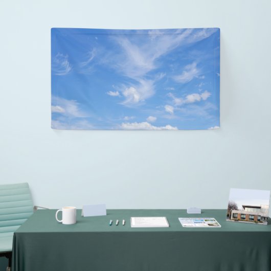 Blauwe hemel met wazige wolken spandoek (Beurs)