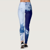 Blauwe hemel met witte wolken en gouden kruis leggings (Achterkant)