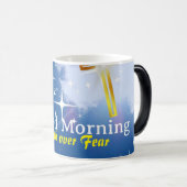 Blauwe hemel met witte wolken en gouden kruis magische mok (Voorkant rechts)