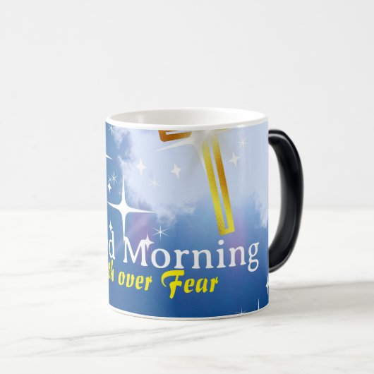 Blauwe hemel met witte wolken en gouden kruis magische mok (Voorkant rechts)