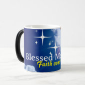 Blauwe hemel met witte wolken en gouden kruis magische mok (Voorkant links)