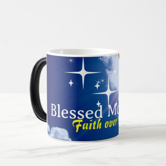 Blauwe hemel met witte wolken en gouden kruis magische mok (Voorkant links)