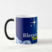 Blauwe hemel met witte wolken en gouden kruis magische mok (Links)