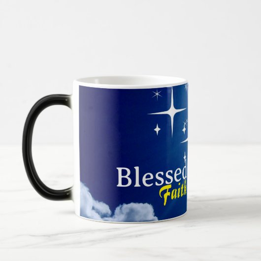 Blauwe hemel met witte wolken en gouden kruis magische mok (Links)