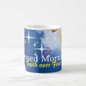 Blauwe hemel met witte wolken en gouden kruis magische mok (Center)