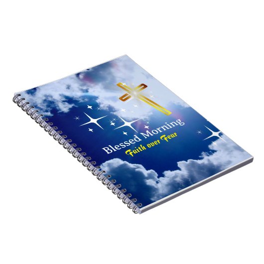 Blauwe hemel met witte wolken en gouden kruis notitieboek (Rechterzijde)