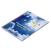 Blauwe hemel met witte wolken en gouden kruis notitieboek (Linkerzijde)