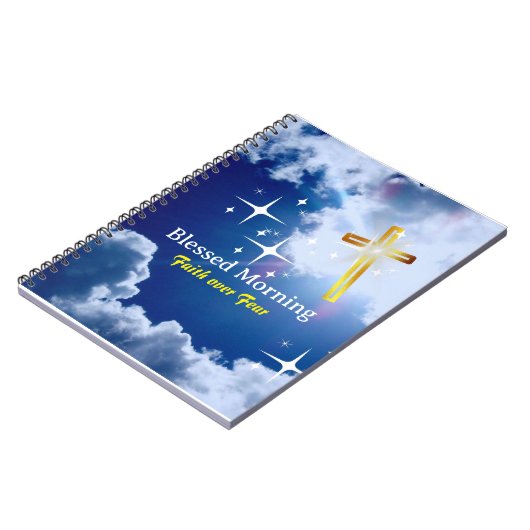 Blauwe hemel met witte wolken en gouden kruis notitieboek (Linkerzijde)