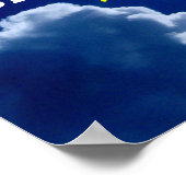 Blauwe hemel met witte wolken en gouden kruis poster (Hoek)