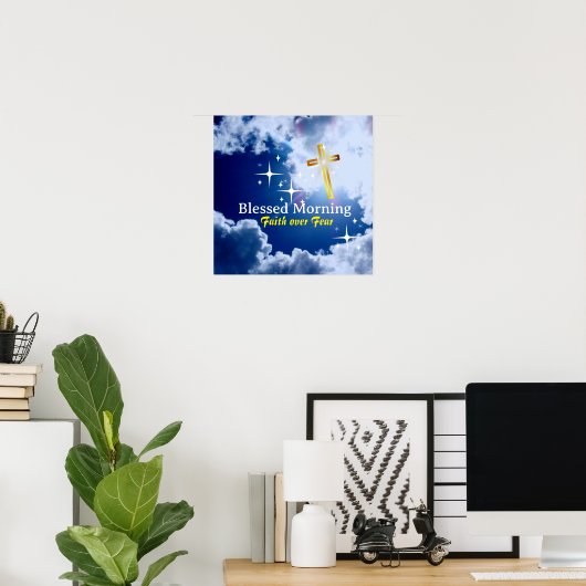 Blauwe hemel met witte wolken en gouden kruis poster (Thuiskantoor)