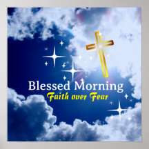 Blauwe hemel met witte wolken en gouden kruis