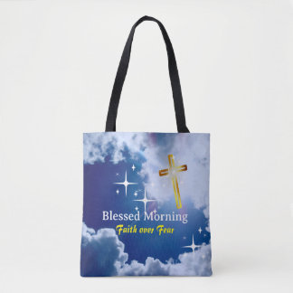 Blauwe hemel met witte wolken en gouden kruis tote bag