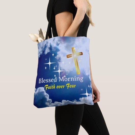 Blauwe hemel met witte wolken en gouden kruis tote bag (Dichtbij)