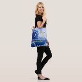 Blauwe hemel met witte wolken en gouden kruis tote bag (Op model)
