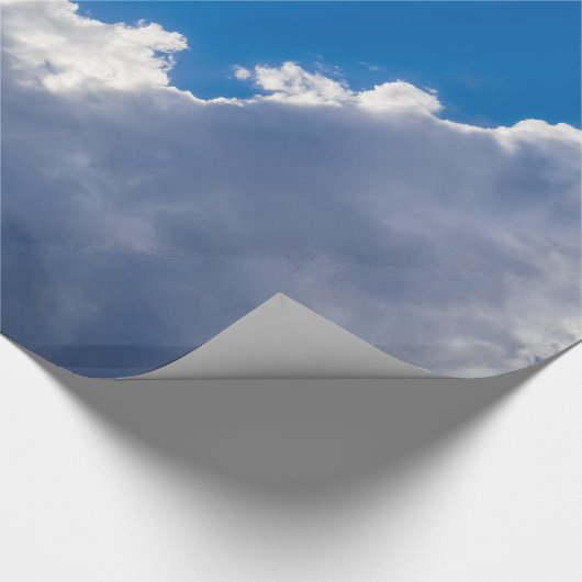 Blauwe hemel met witte wolken en zonnestraal. cadeaupapier (Hoek)