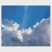 Blauwe hemel met witte wolken en zonnestraal. cadeaupapier (Vlak)