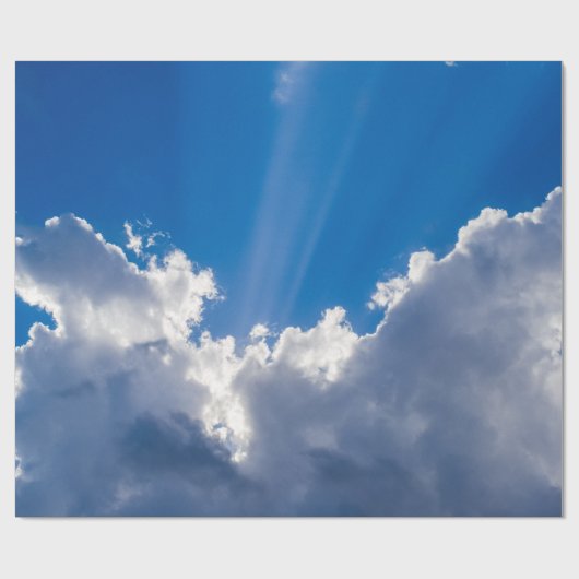 Blauwe hemel met witte wolken en zonnestraal. cadeaupapier (Vlak)