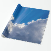 Blauwe hemel met witte wolken en zonnestraal. cadeaupapier (Uitgerold)