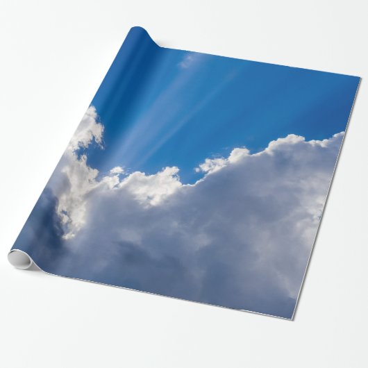 Blauwe hemel met witte wolken en zonnestraal. cadeaupapier (Uitgerold)
