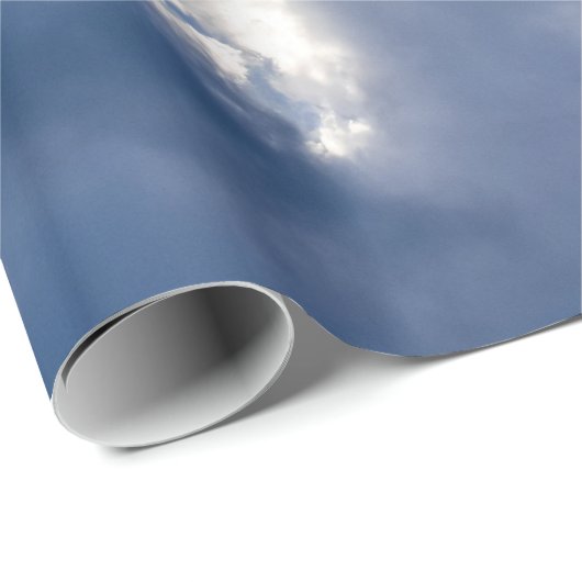 Blauwe hemel met witte wolken en zonnestraal. cadeaupapier (Rol Hoek)