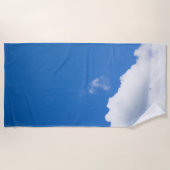 Blauwe hemel met wolken strandlaken (Voorkant)