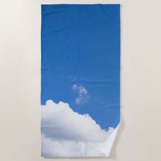 Blauwe hemel met wolken strandlaken (Voorkant)